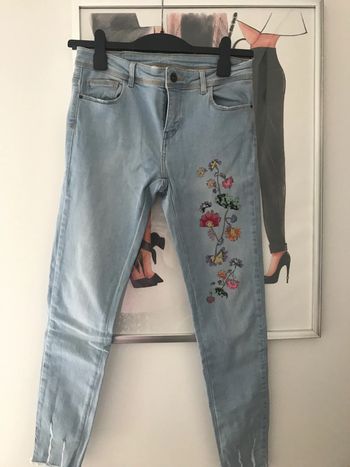 Jean slim Zara broderies fleurs 38
