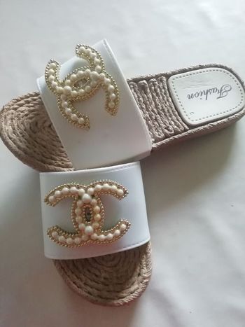 Très Jolies Claquettes blanches perles 🌸