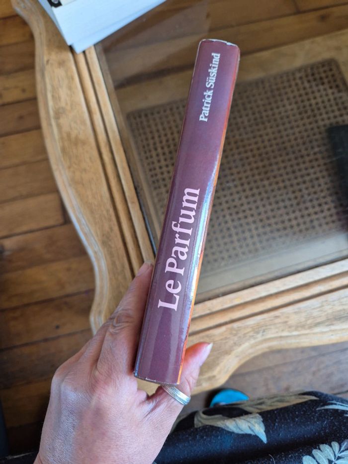 livre le parfum de Patrick Süskind - photo numéro 2