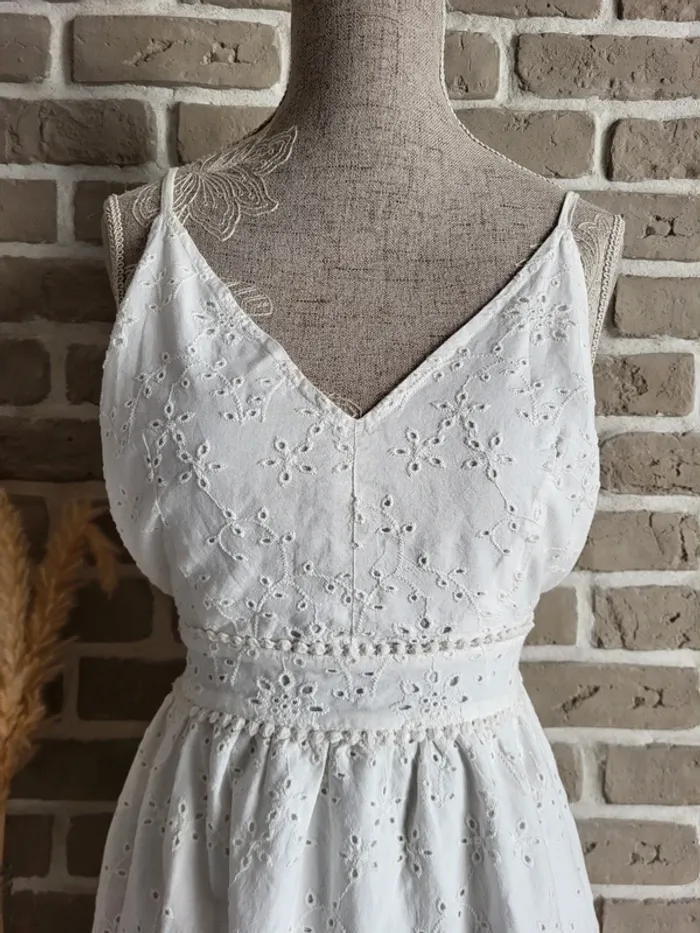 Robe romantique broderies anglaises et magnifique dos nu Pimkie - Neuve avec étiquette - photo numéro 4
