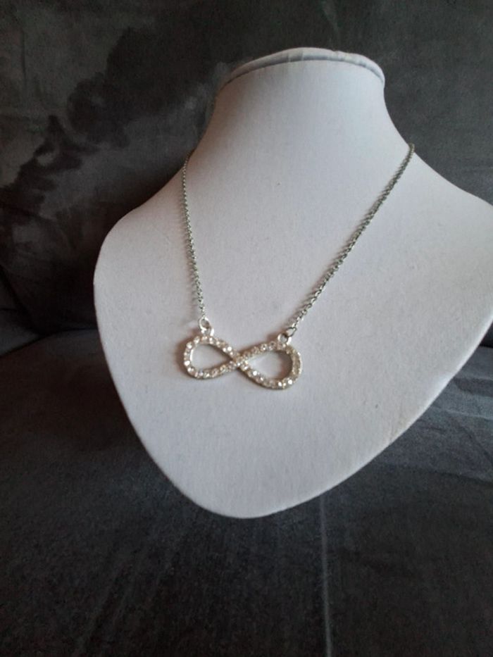 Élégant Collier Pendentif Infini Orné de Strass - Très Bon État - photo numéro 3