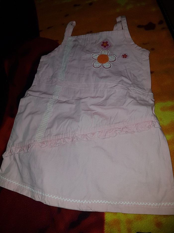 Robe à bretelles rose. 1 an.