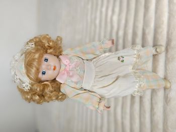 🎀 Poupée 3 – Poupée de collection 38 cm – Tête en porcelaine – Robe pastel