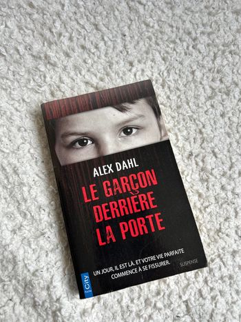 Le garçon derrière la porte