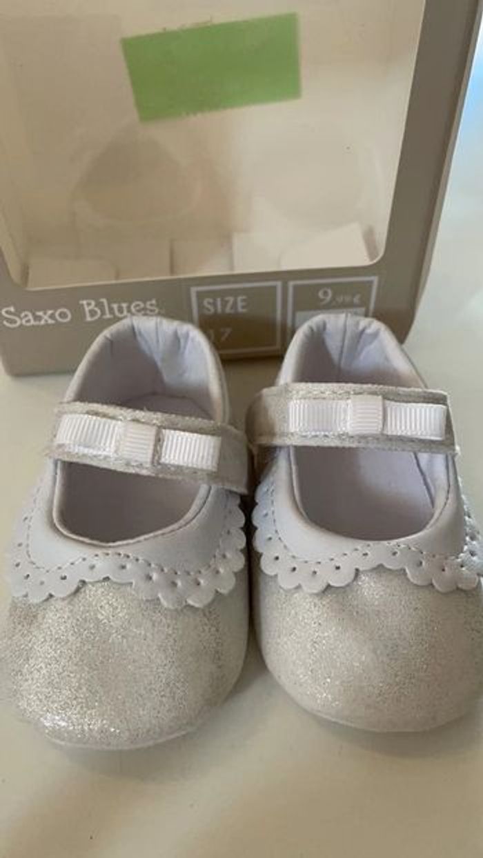 Jolies chaussons blancs taille 17