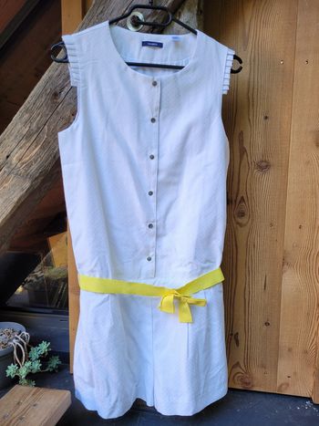 Magnifique combishort Okaïdi blanc, motifs argentés, ceinture jaune, 14 ans, neuf