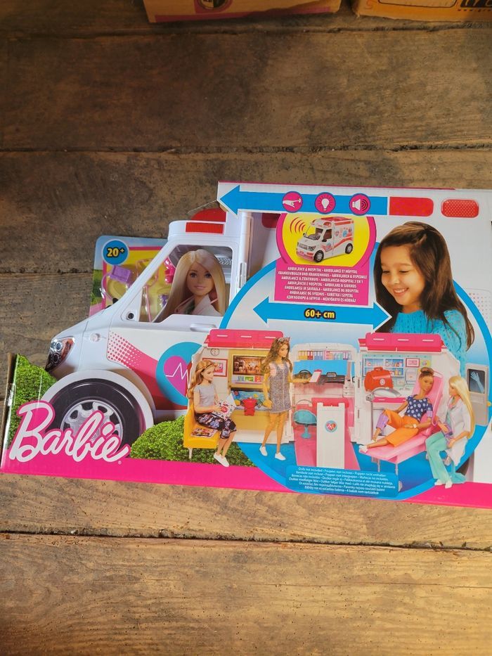 Ambulance barbie véhicule medical