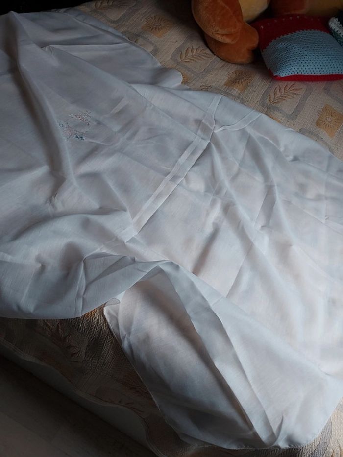 Jolie rideau ou dessus de table neuf - photo numéro 3