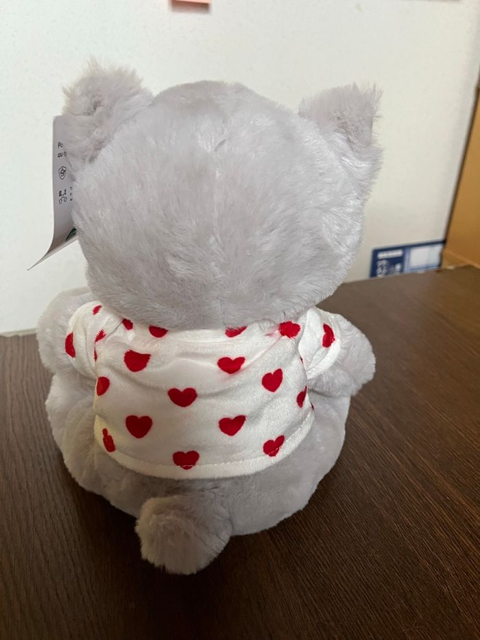 Peluche petit chat neuve  de couleur grise ,blanche et rouge . - photo numéro 4