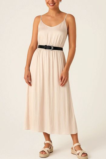 Robe satinée longue d'été à fines bretelles couleur champagne Très joli drapée
