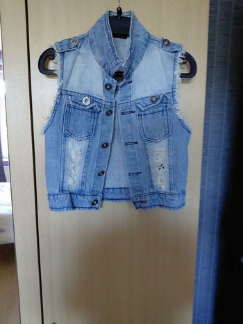 Très jolie veste jeans sans manches fille T 8 ans