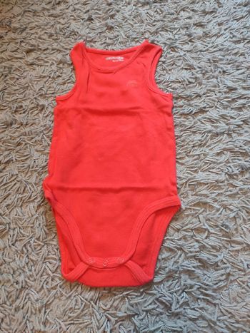 body rouge sans manches bébé