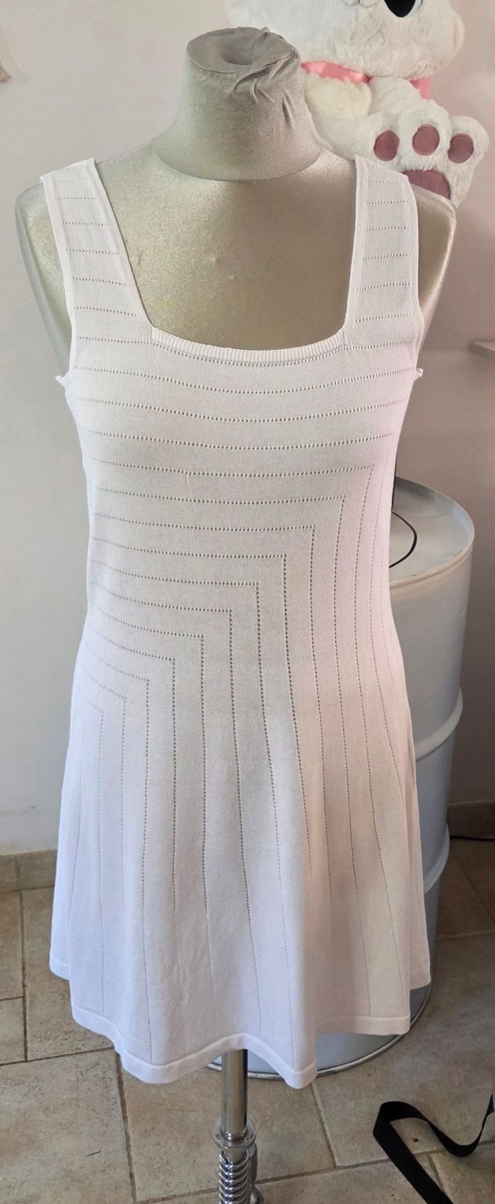 Robe Cop Copine blanche maille extensible T36-40 coupe évasée chic excellent état - photo numéro 2