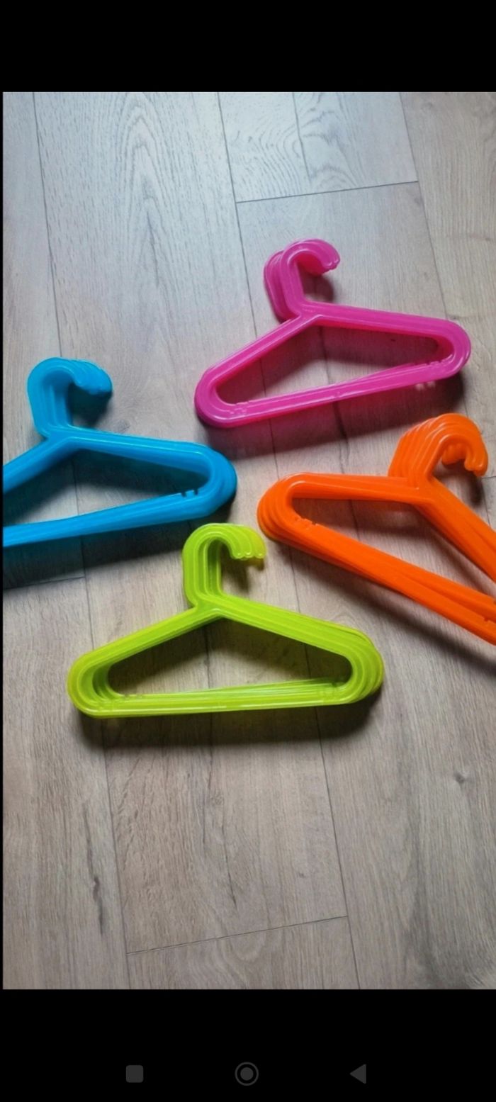 Cintres enfant colorés