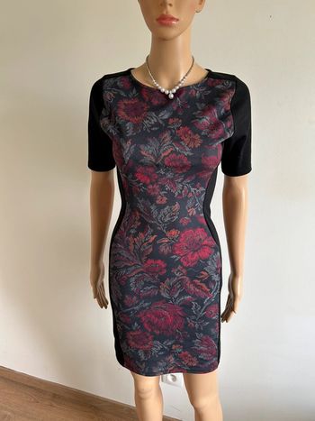 Robe noire et fleurie à manches courtes Pull & Bear taille M bon état (taille petit)