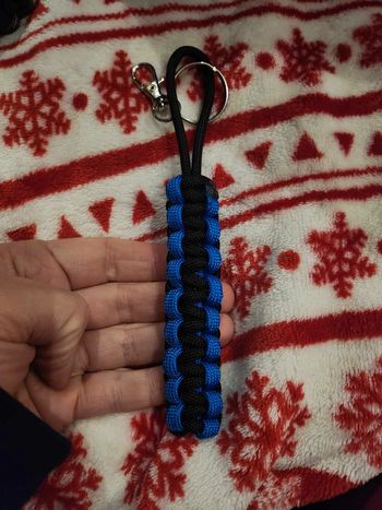 Porte clés en paracorde fait main bleu et noir