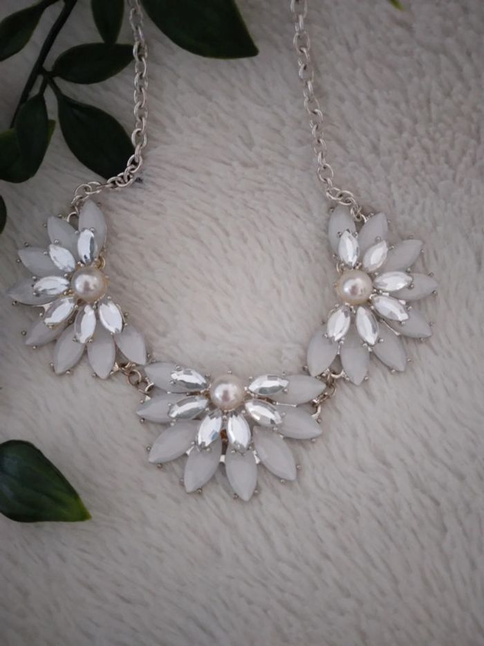 🌸Collier blanc en forme de fleur🌸 - photo numéro 2