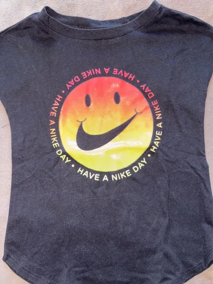 T-shirt noir Nike fille taille 3 ans en très bon état. - photo numéro 3