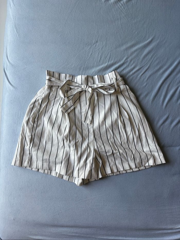 Short taille haute rayé blanc et noir Bershka
