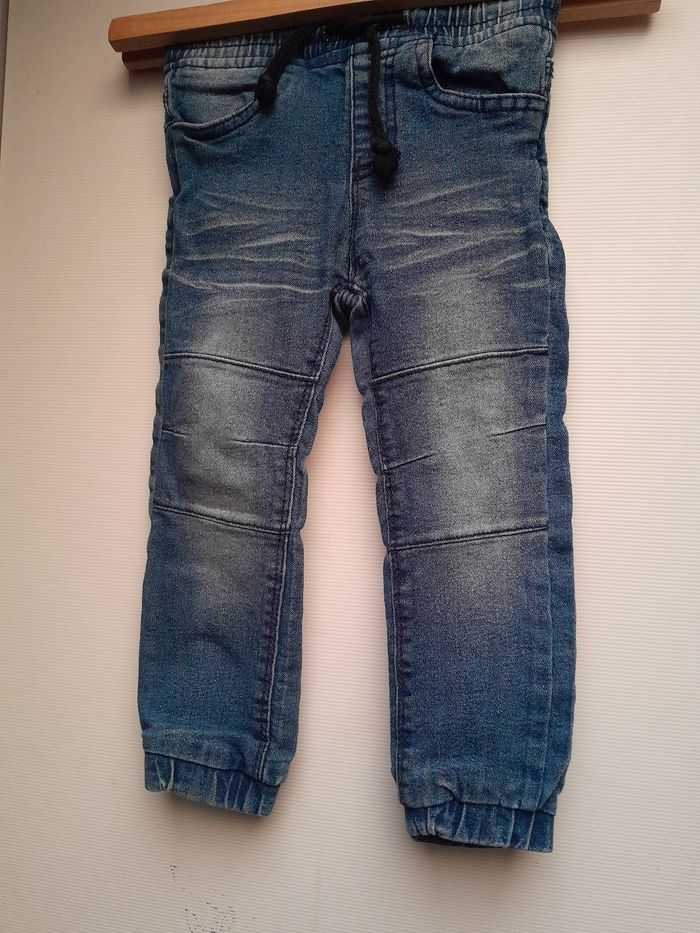 Lot de 2 jeans délavés  : marque "OVS" - photo numéro 2