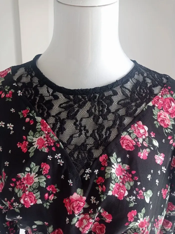 Magnifique blouse crop top noire avec fleurs rouges et vertes et dentelle noire T.M Jennyfer - photo numéro 2