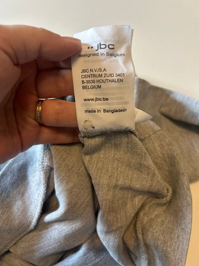 Pull pour garçon en bon état taille 7 ans couleur gris - photo numéro 8