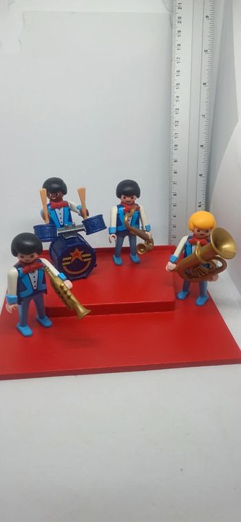 groupe de musiciens vintage avec instruments de musique et scène playmobil
