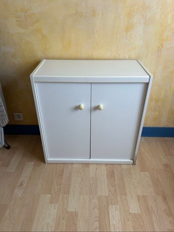 Petit meuble blanc 2 portes + 2 étagères
