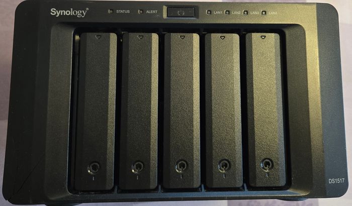 NAS Synology DS1517 avec
5 disques dur western digital (RED) de 4To