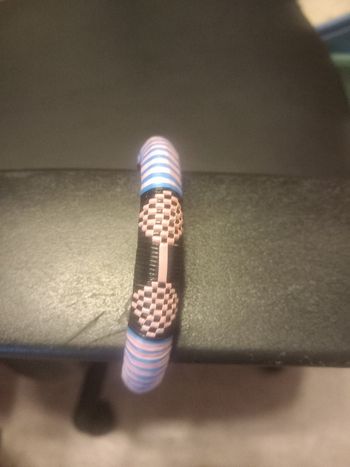 Bracelet rigide rose, bleu et noir 