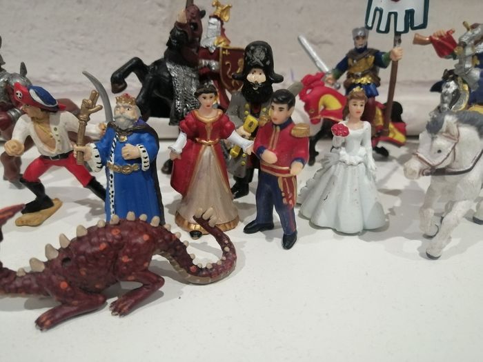 Mini figurines plastoy  princesses chevaliers... - photo numéro 2