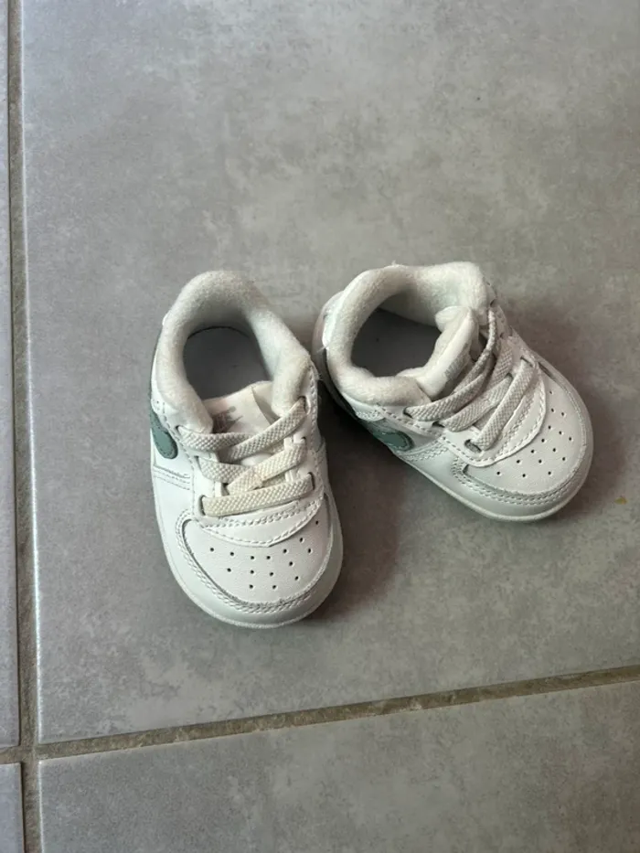 Baskets bébé Nike taille 17