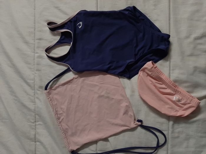 maillot de bain + bonnet et sac 5/6 ans