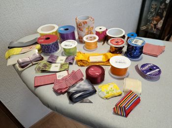 Gros lot de rubans divers larges neufs/occasion tissu, satin, sequins pour couture, scrap, carterie
