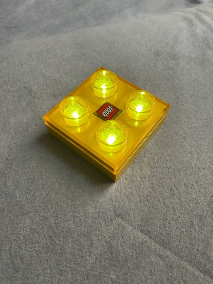 Lampe murale ou à poser jaune Marque Lego en forme de brique 2X2 en 3D