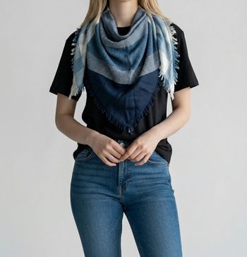 Foulard triangle femme bleu à franges style plaid