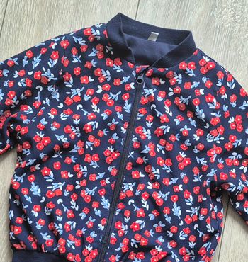 Blouson bleu marine, rouge et orange. Fille 4 ans. 
