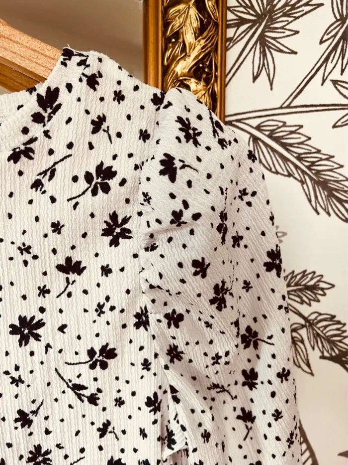 Taille S ~ 36 tee-shirts manches ballon femme Camaïeu blanc et fleurs bleues marine 🌺 - photo numéro 2