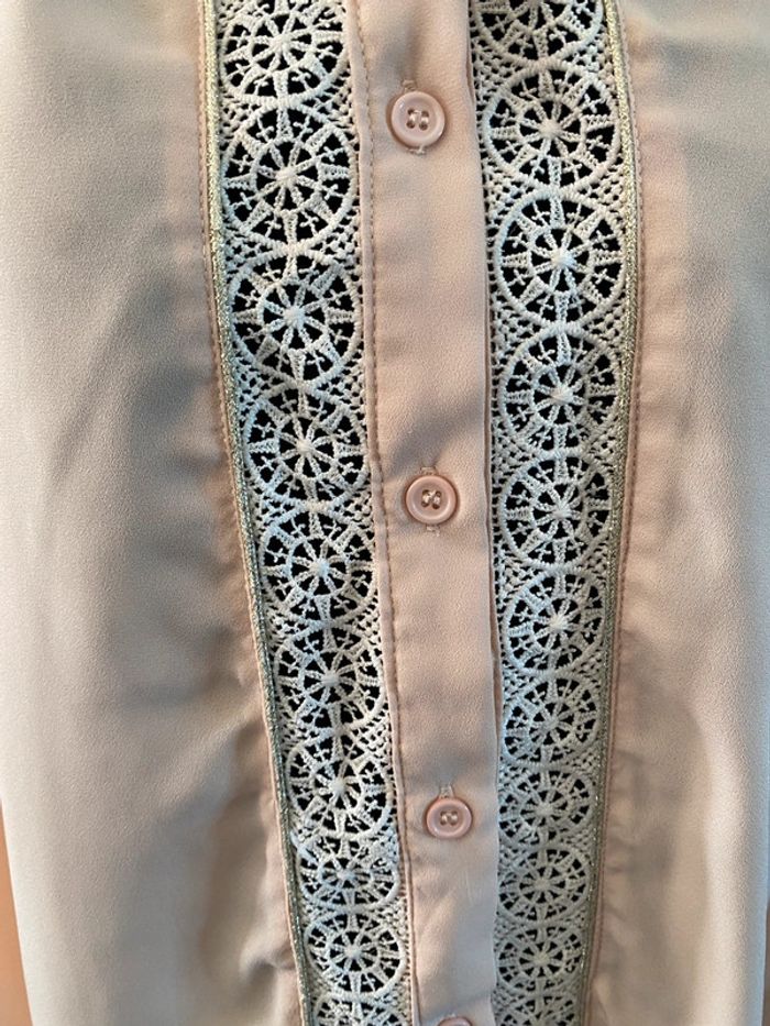 Chemise Queens beige clair avec broderies taille S - photo numéro 3