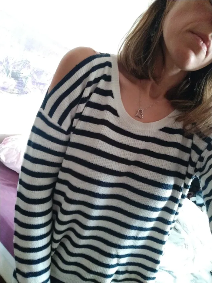 Pull rayé épaules dénudées