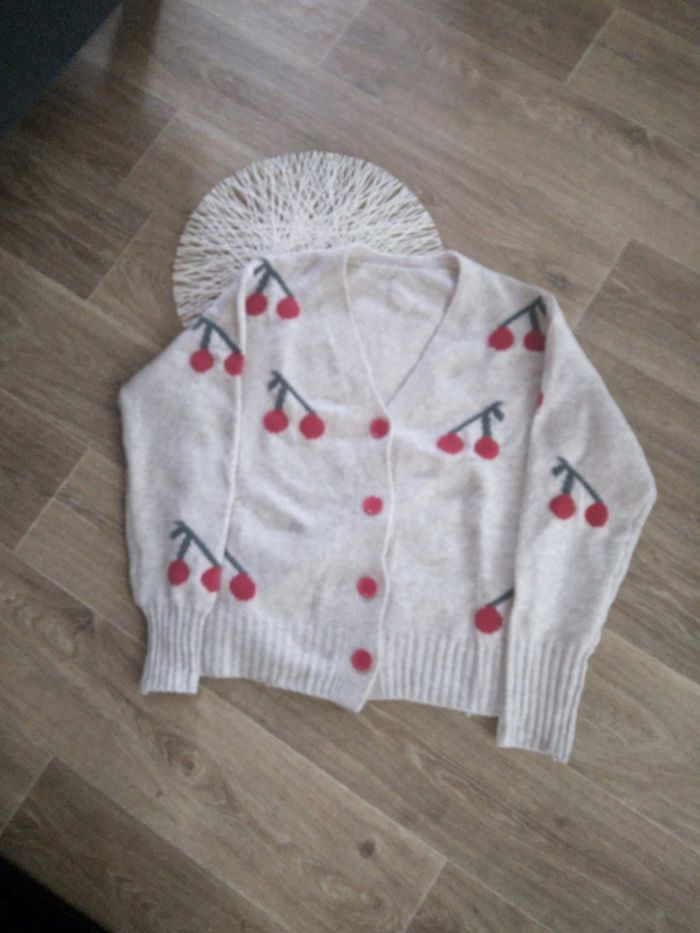Gilet beige avec des cerises neuf. 13€ au lieu de 36€
