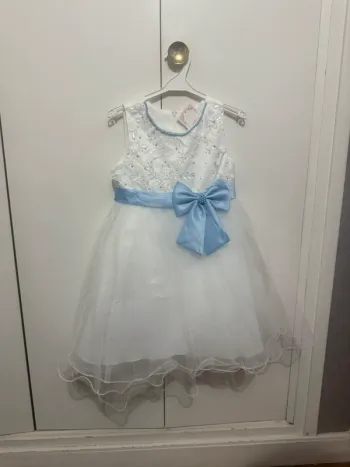 Robe festive blanche à détails bleus