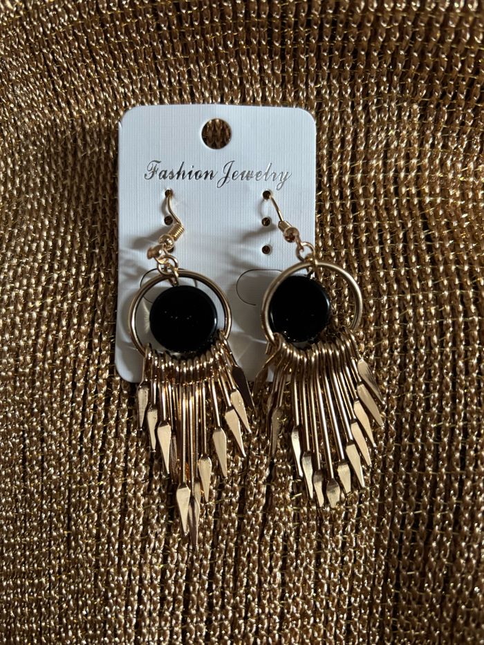 Boucles d’oreilles or et noir pendantes