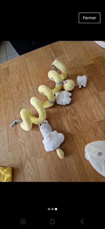 Vend jouet bébé pour mettre sur la pousette , et une boîte de dose