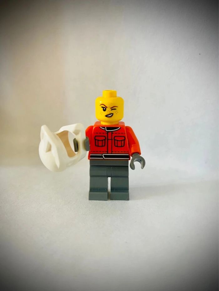 Minifigurine LEGO City - CTY1864 - Membre de l’équipe de Stand de Formule 1 - 2025 - Très bon état - photo numéro 5