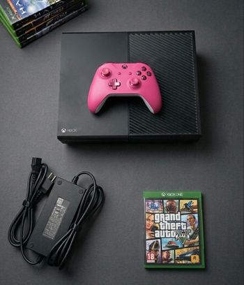Xbox One avec manette et GTA 5