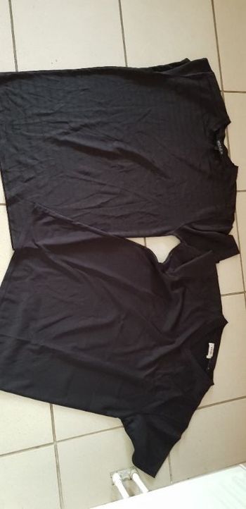 2 tee-shirts noir taille 2