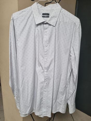 Chemise lignée fitted blanche et grise avec dessin rouge