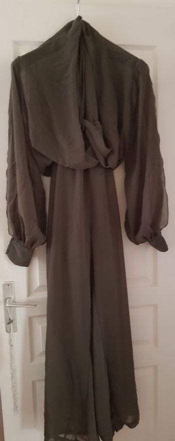 combinaison kaki en voile, bustier et dos nu.  Taille 46