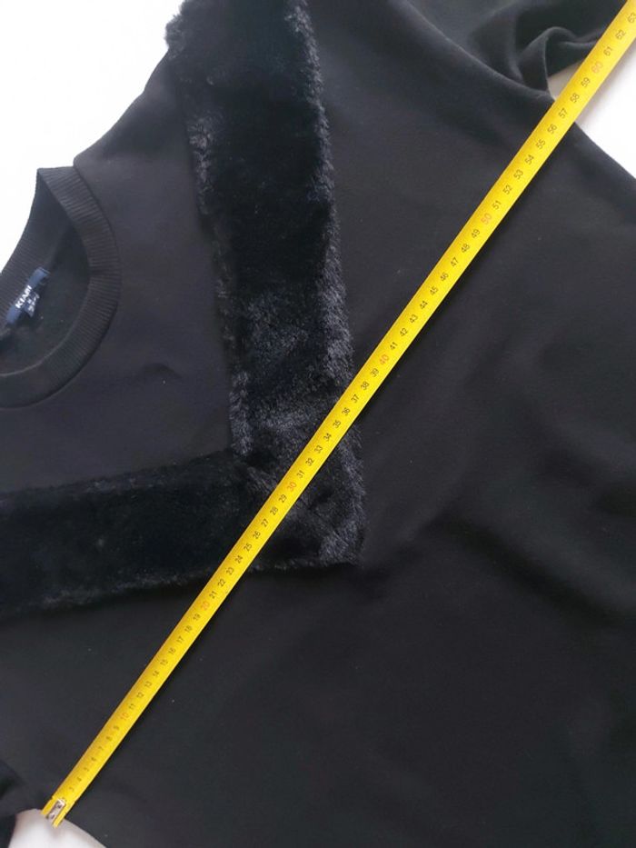 Sweat noir avec fourrure en V sur le devant peu porté taille M - photo numéro 6